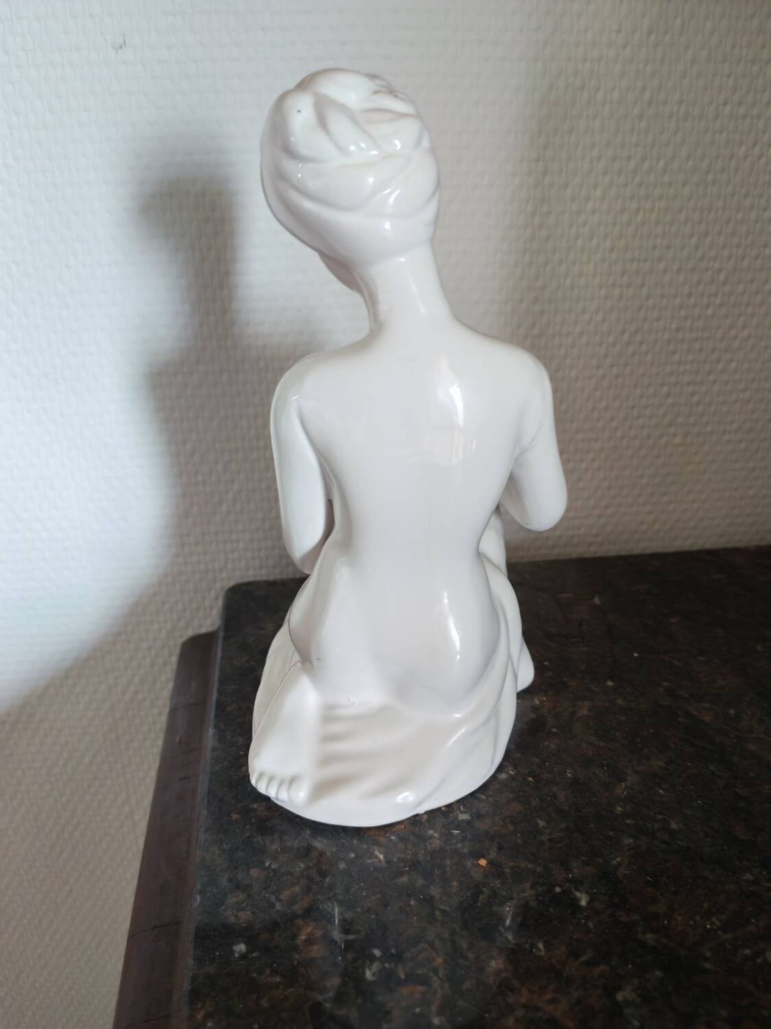 Sculpture de femme en céramique