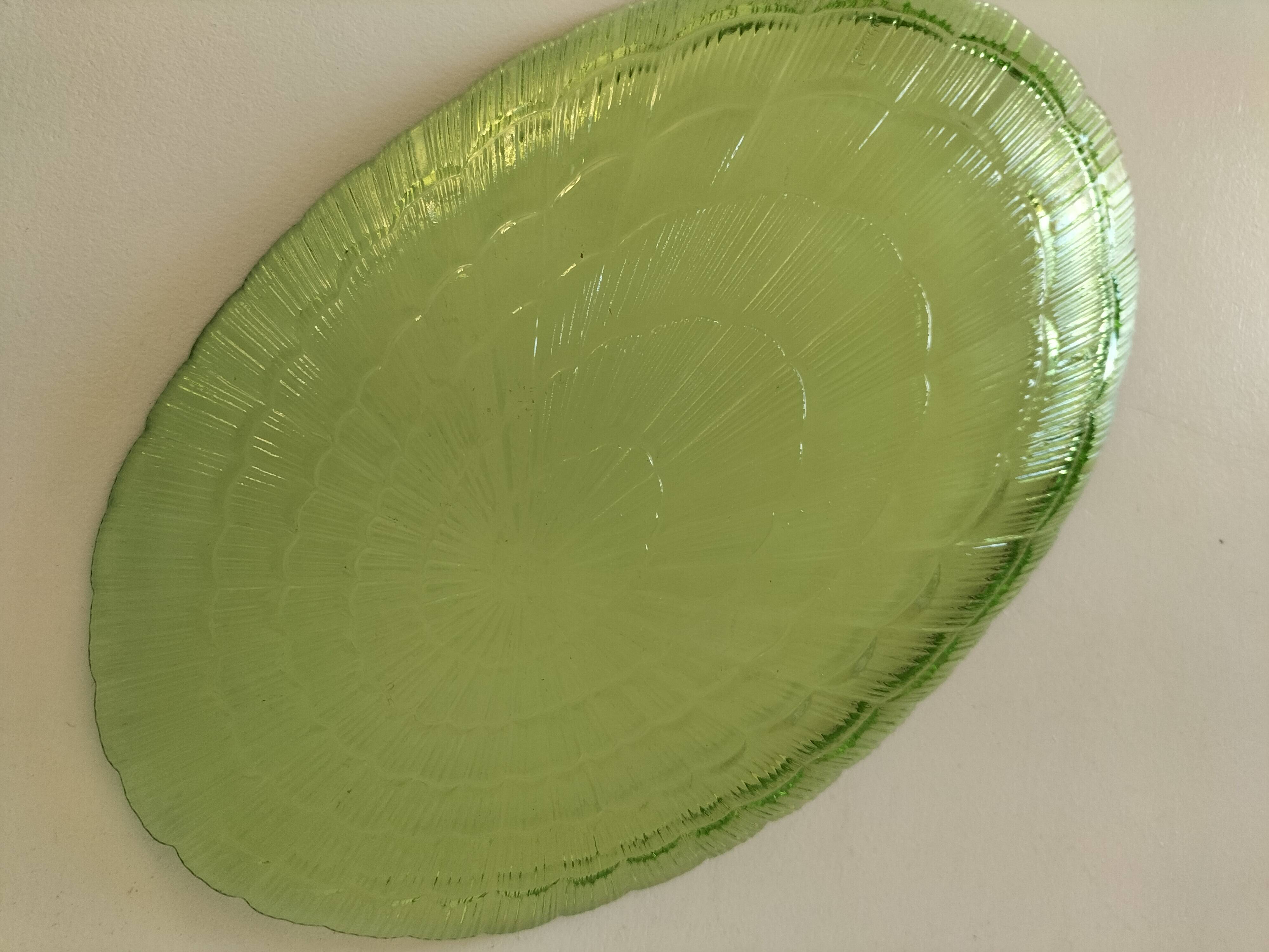 Oval glass shell-shaped dish