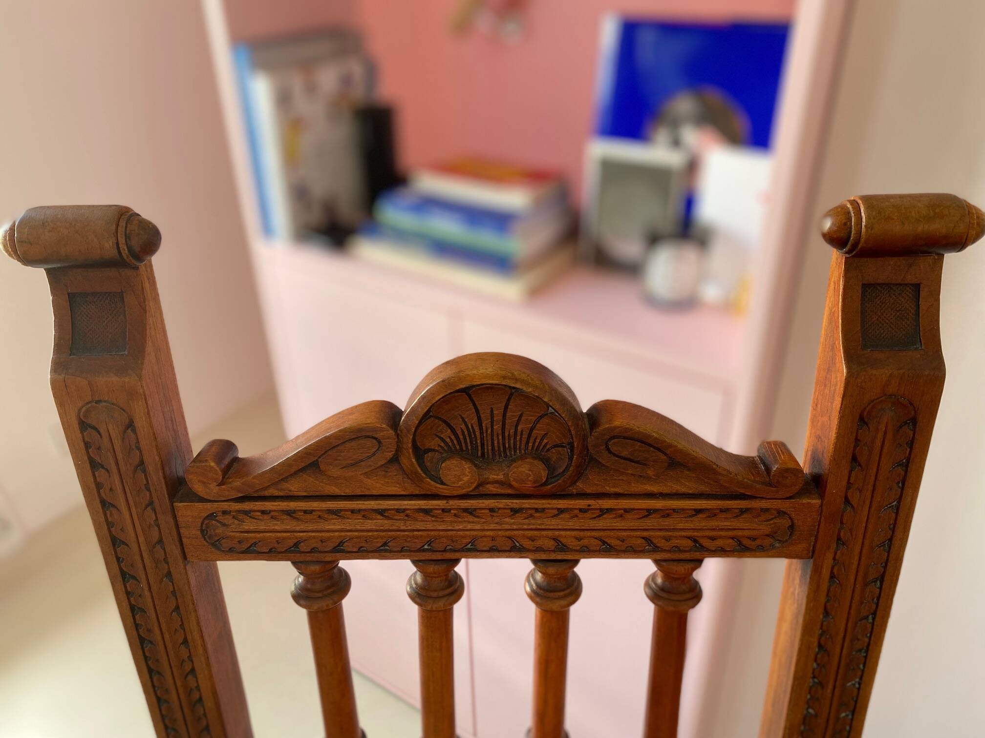 Paire de fauteuils anciens de style gothique