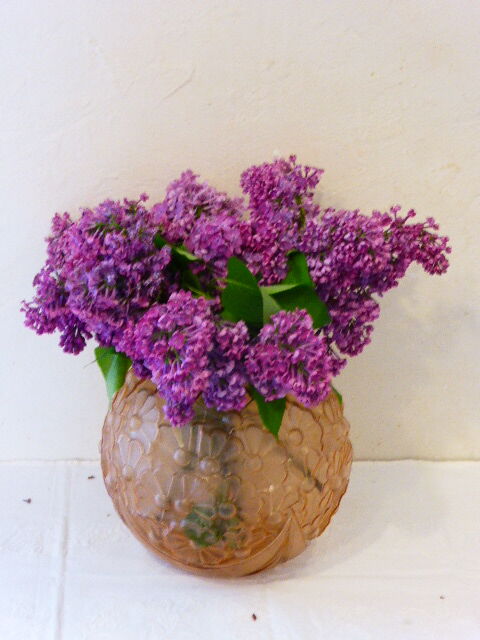 Vase boule en verre depoli rose, fleurs en relief, art deco