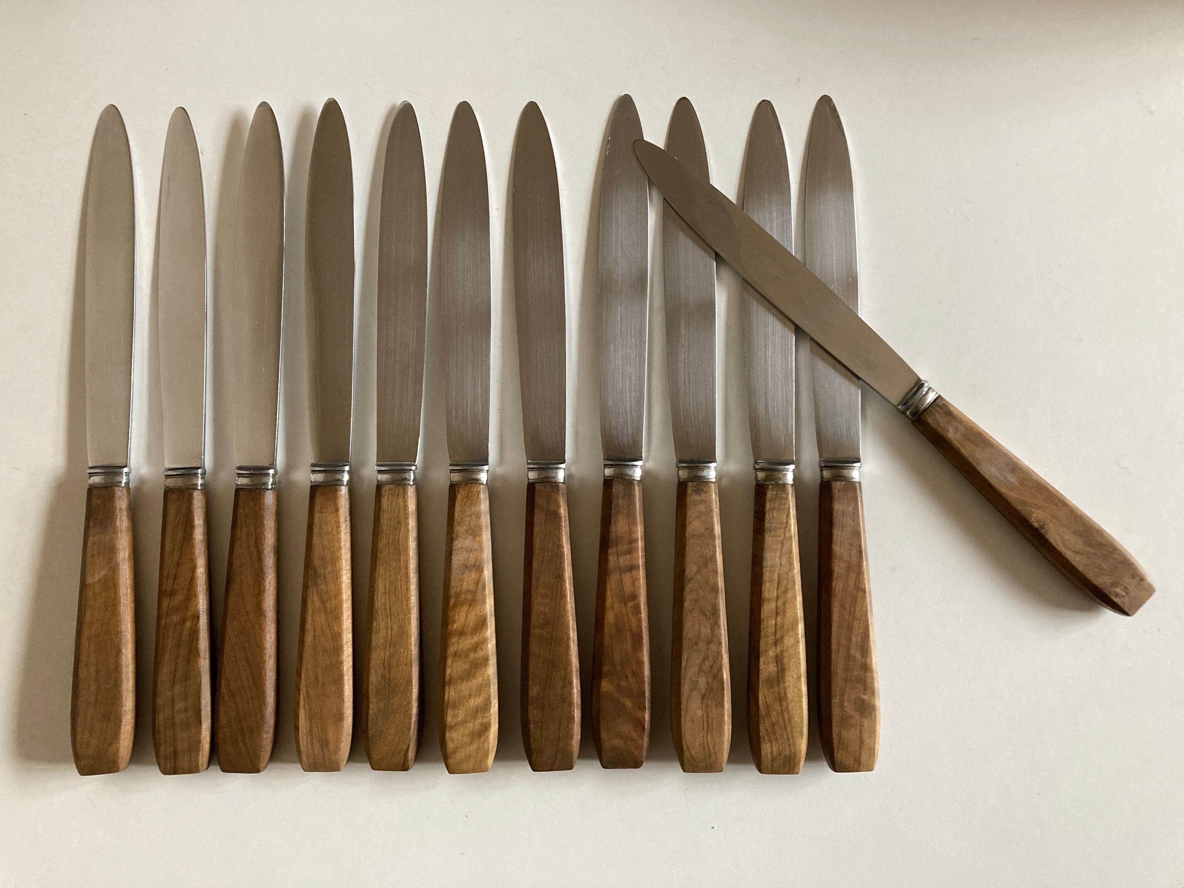 Set de 12 couteaux manches en bois d'olivier 1960