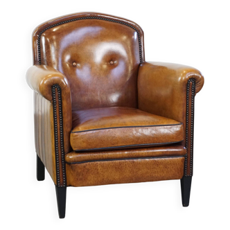 Fauteuil en cuir de mouton avec clous décoratifs et passepoil noir