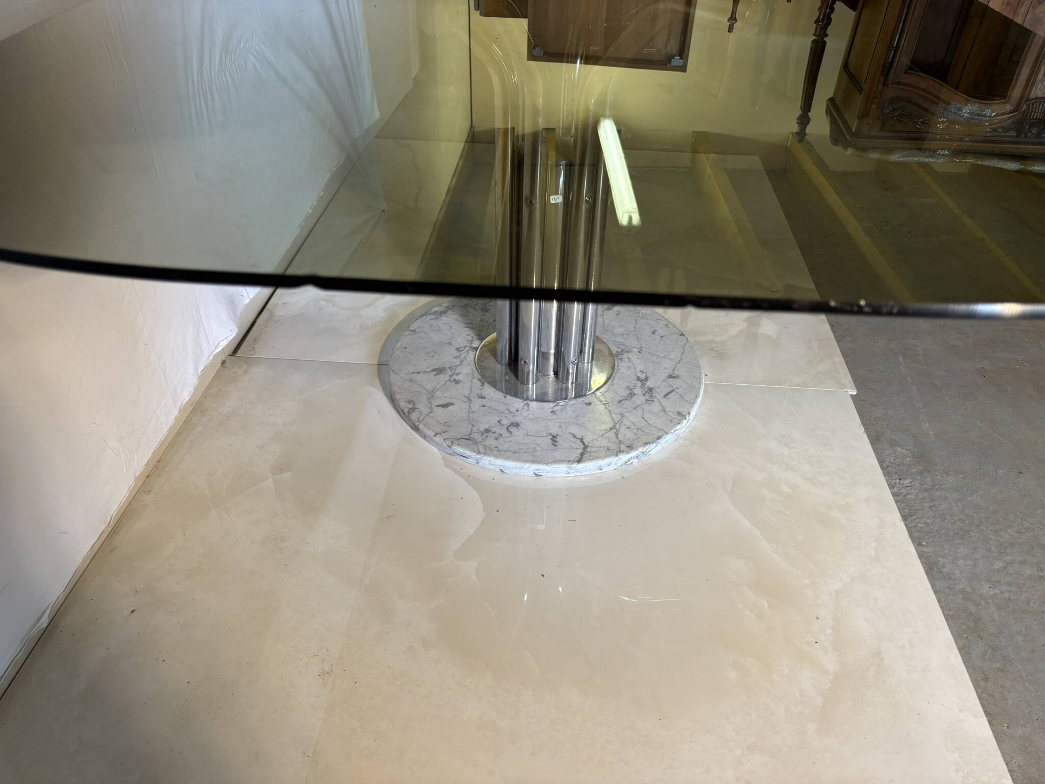 Table à manger vintage en verre fumé et piètement sculptural, années 70