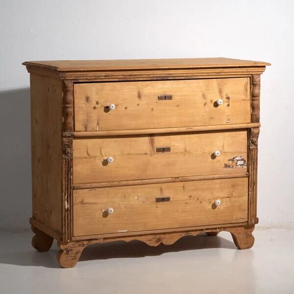 Commode ancienne en bois massif (vers 1920)