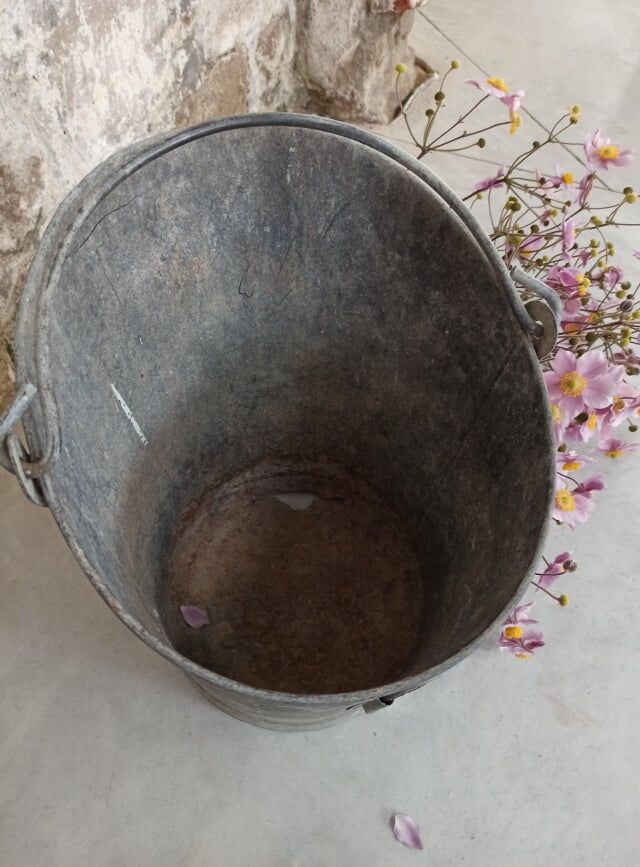 Zinc bucket