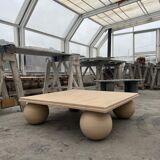 Table basse carrée en pierre avec pieds de balle sculpturaux