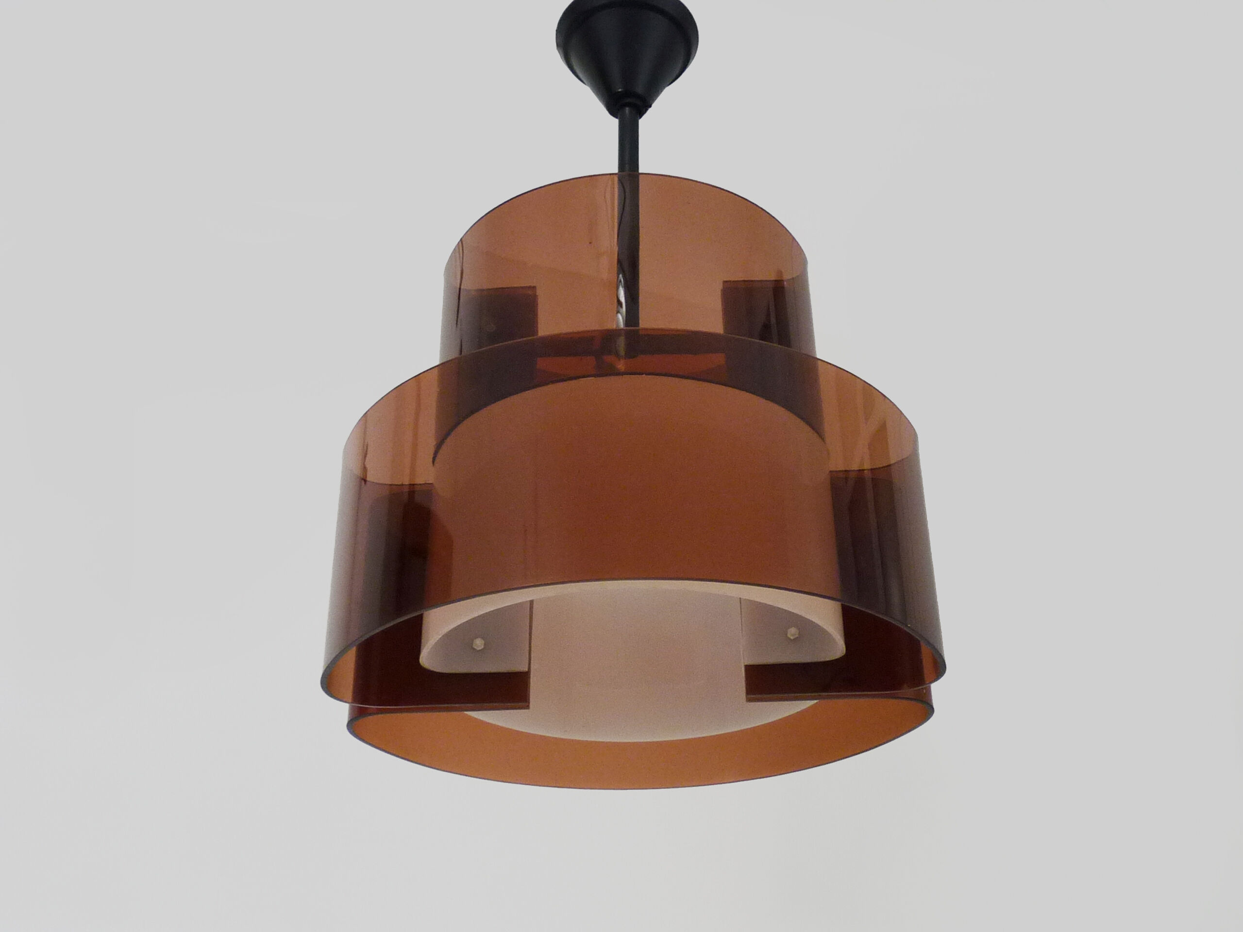 Suspension vintage en plexiglas fumé et blanc double feux. Année 60
