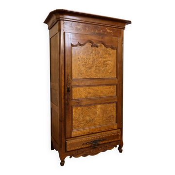 Armoire, bonnetiére régionale en noyer et marquèterie, époque XVIIIe siècle
