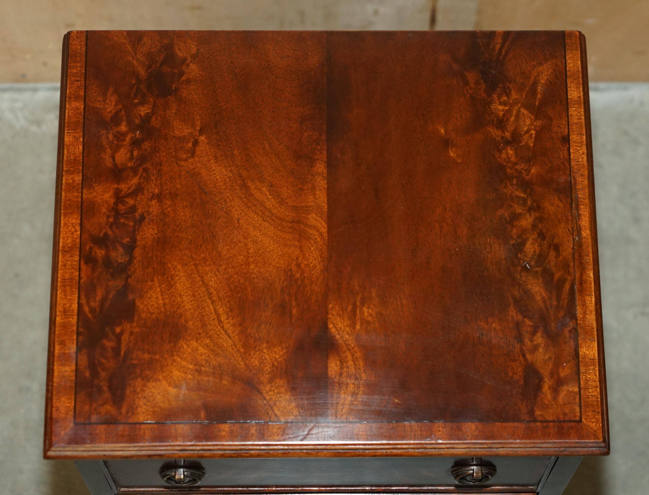 Paire de commodes françaises en bois dur flammé poli