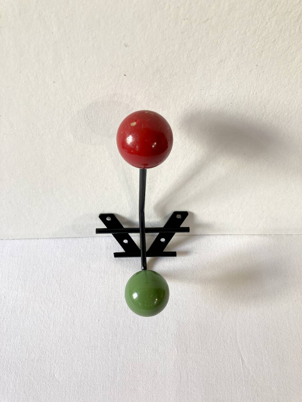 Petite patère double en métal et bois peint vert et rouge, années 1950-60