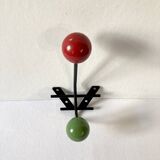 Petite patère double en métal et bois peint vert et rouge, années 1950-60