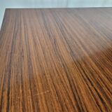 Extendable table in laminate