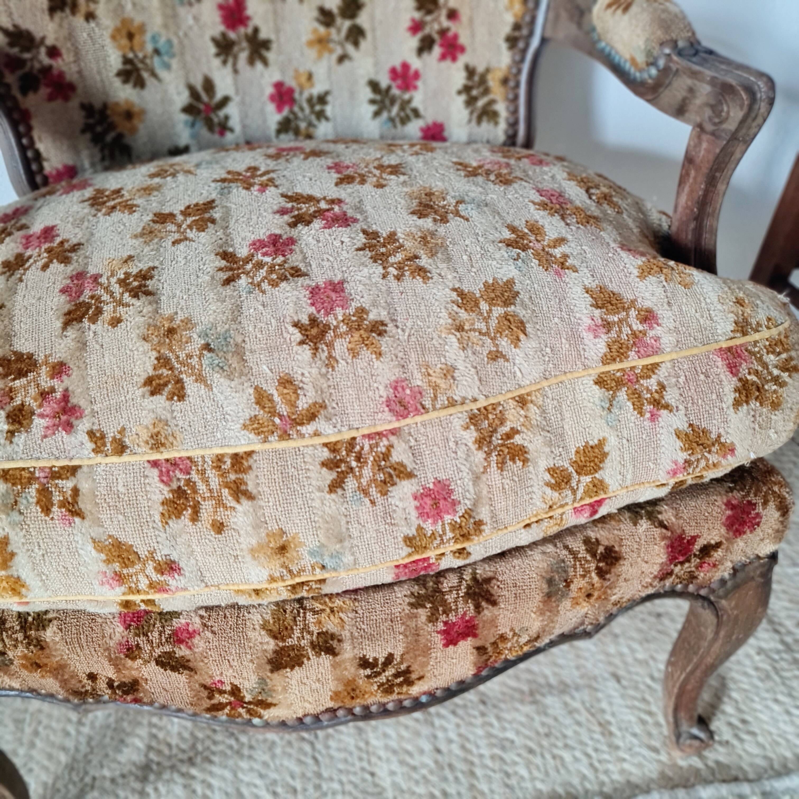 Antique cabriolet armchair in floral velvet – Louis XV style / Retro chic