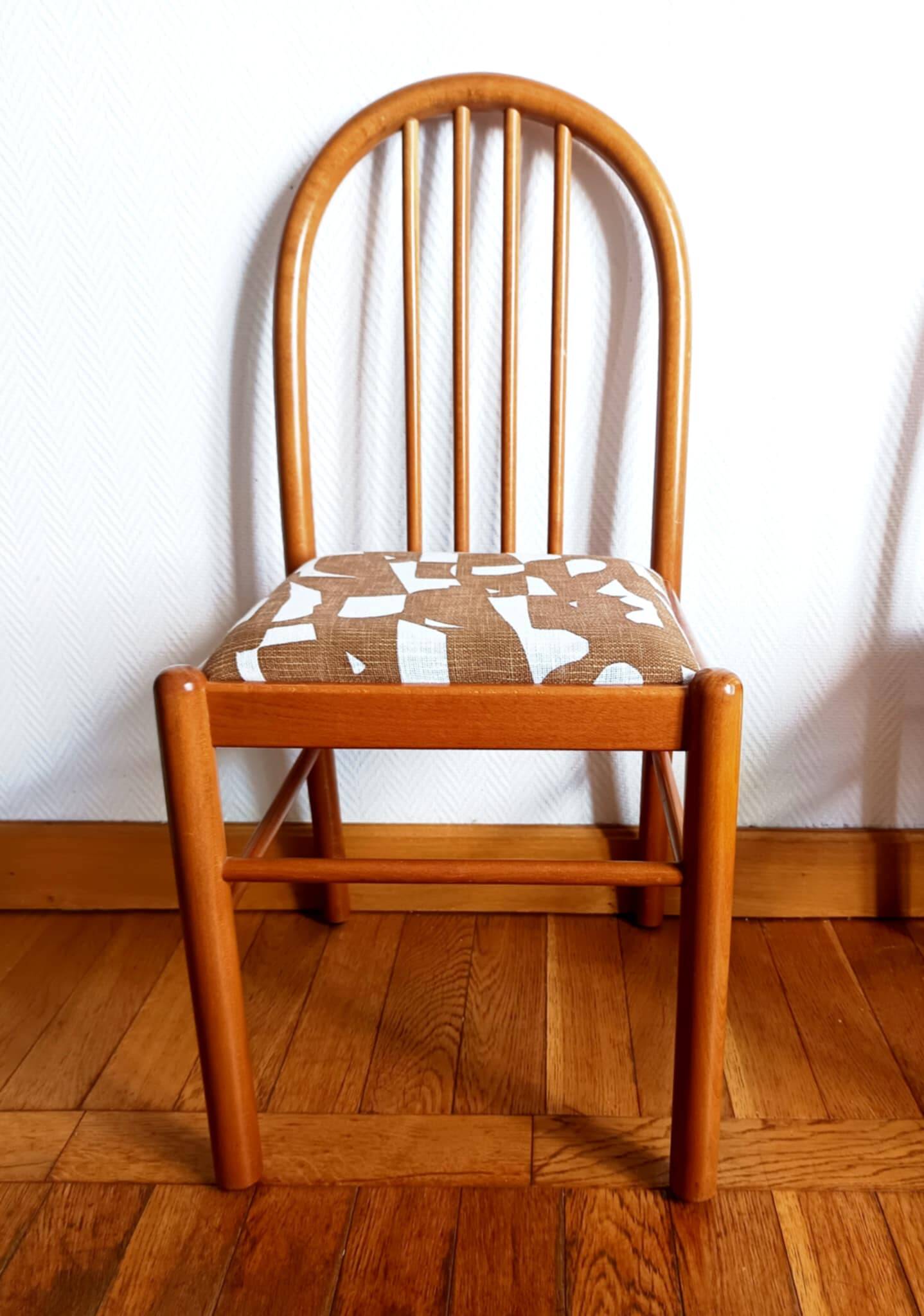 Trois chaises style vintage pin et tissu