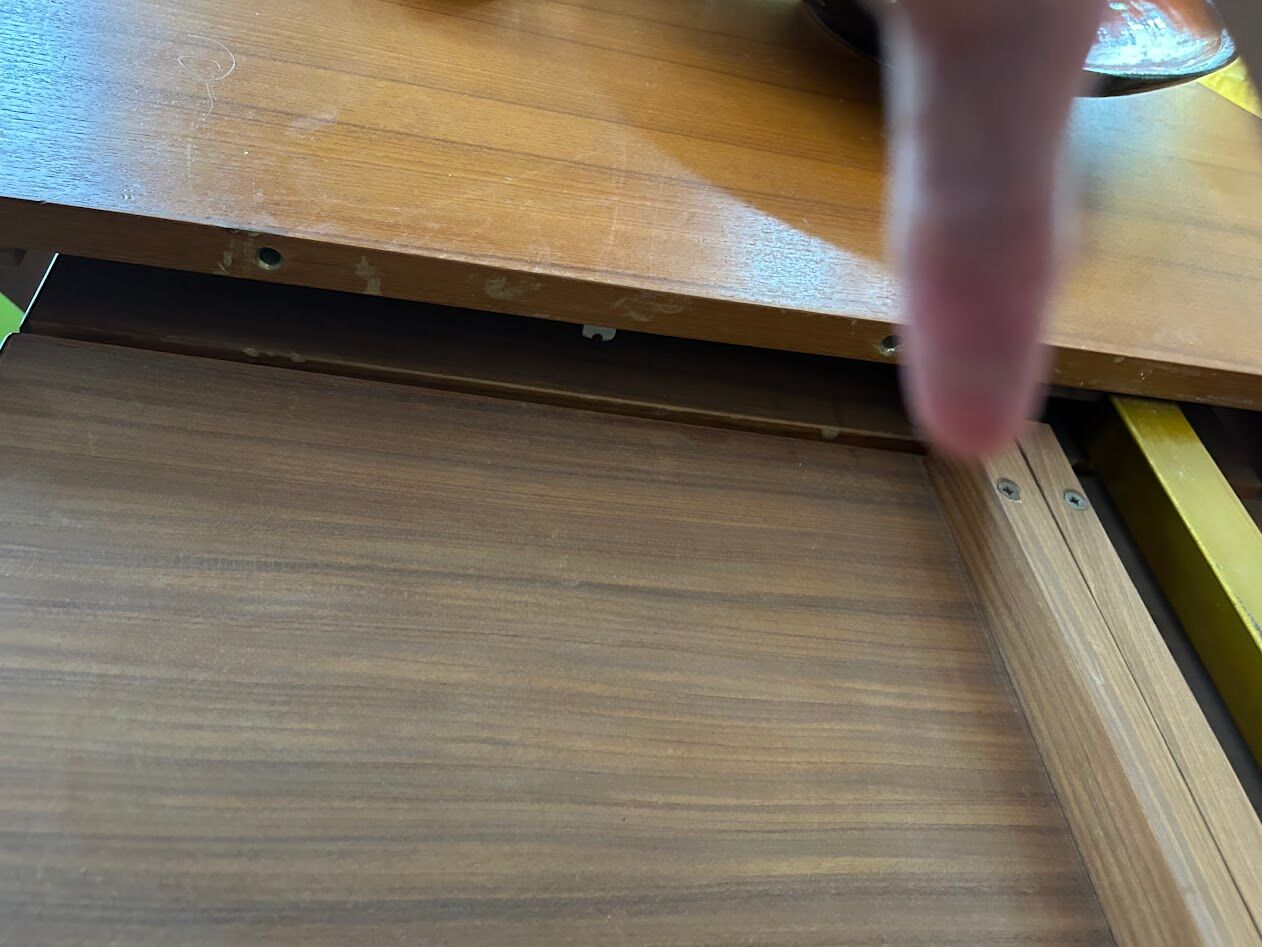 Extendable teak table