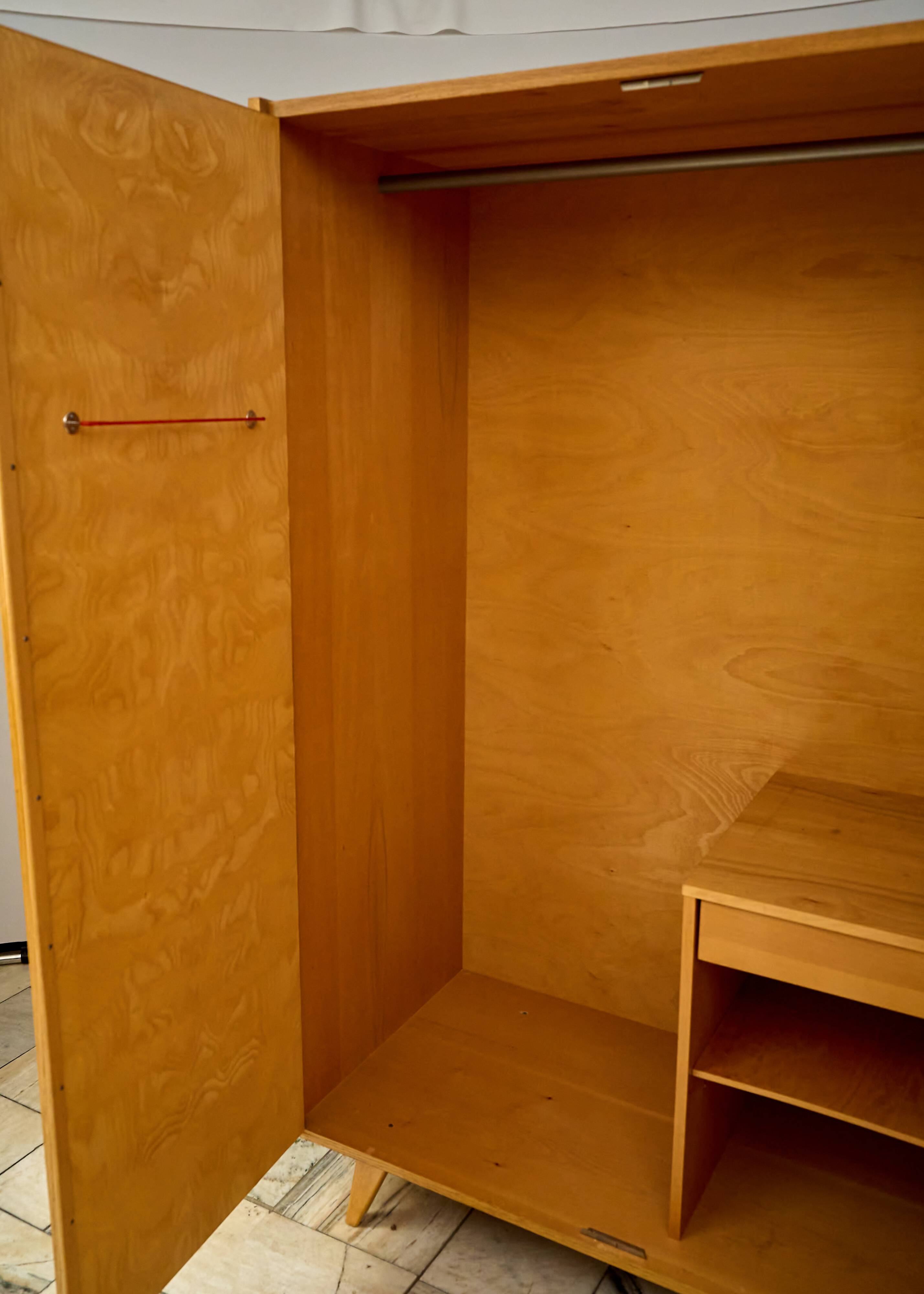 Armoire du milieu du siècle Jiroutek U486