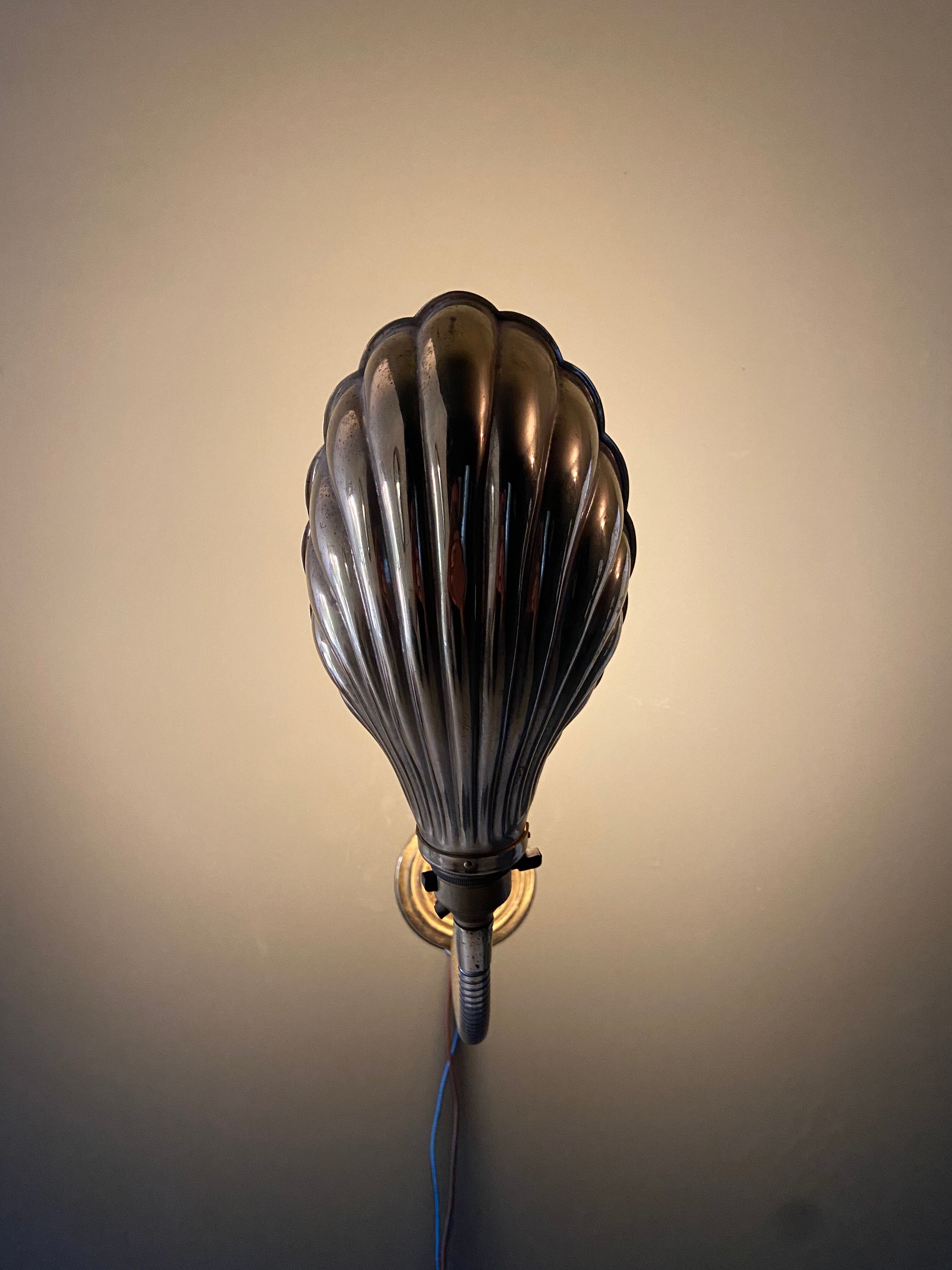 Brass "shell" wall lamp, Arts Nouveaux