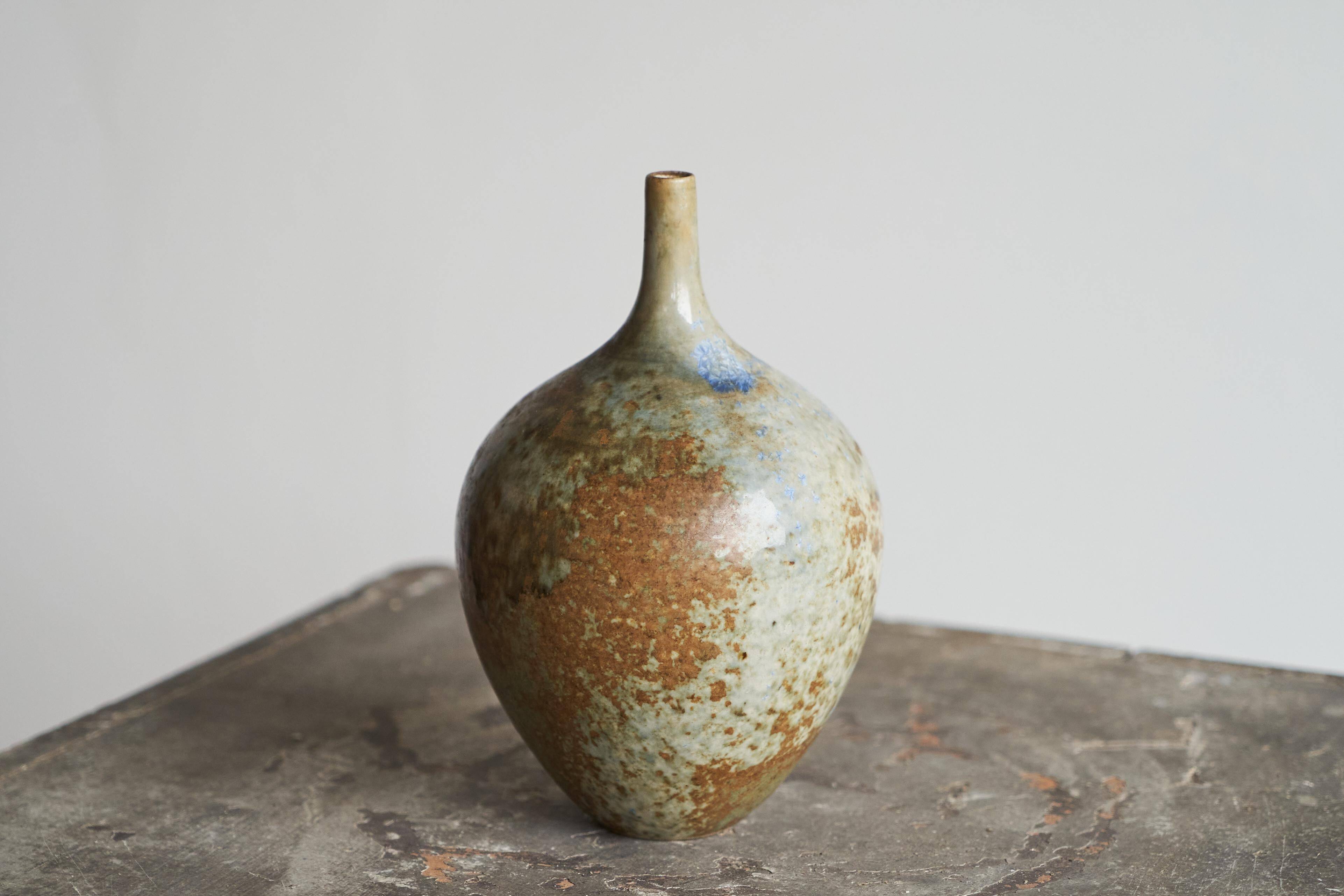 Sculptural vase in pottery from the mid-century 1960s.