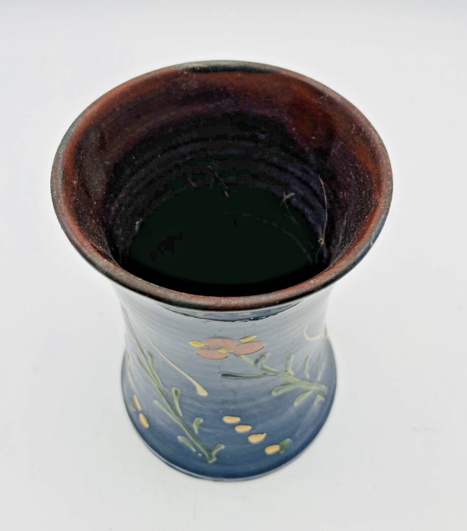 Poterie savoyarde bleue à motifs floraux