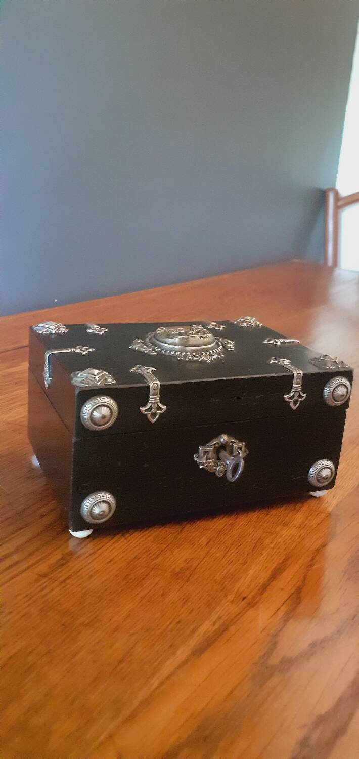 Coffret NIII XIXÈME En Bois Laqué Noir Richement Décoré.