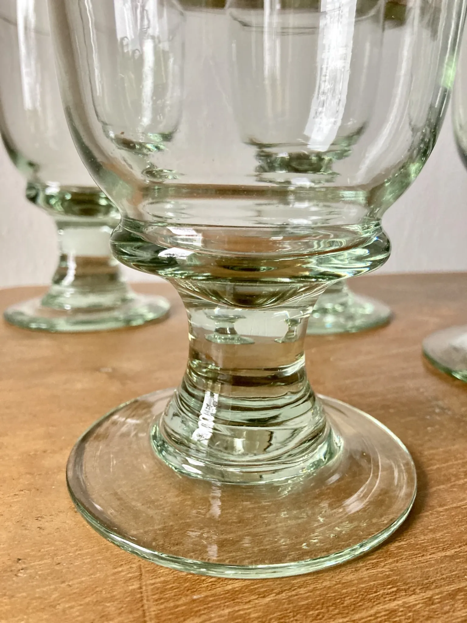 4 verres sur pied en verre soufflé artisanal de teinte verte