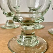 4 verres sur pied en verre soufflé artisanal de teinte verte