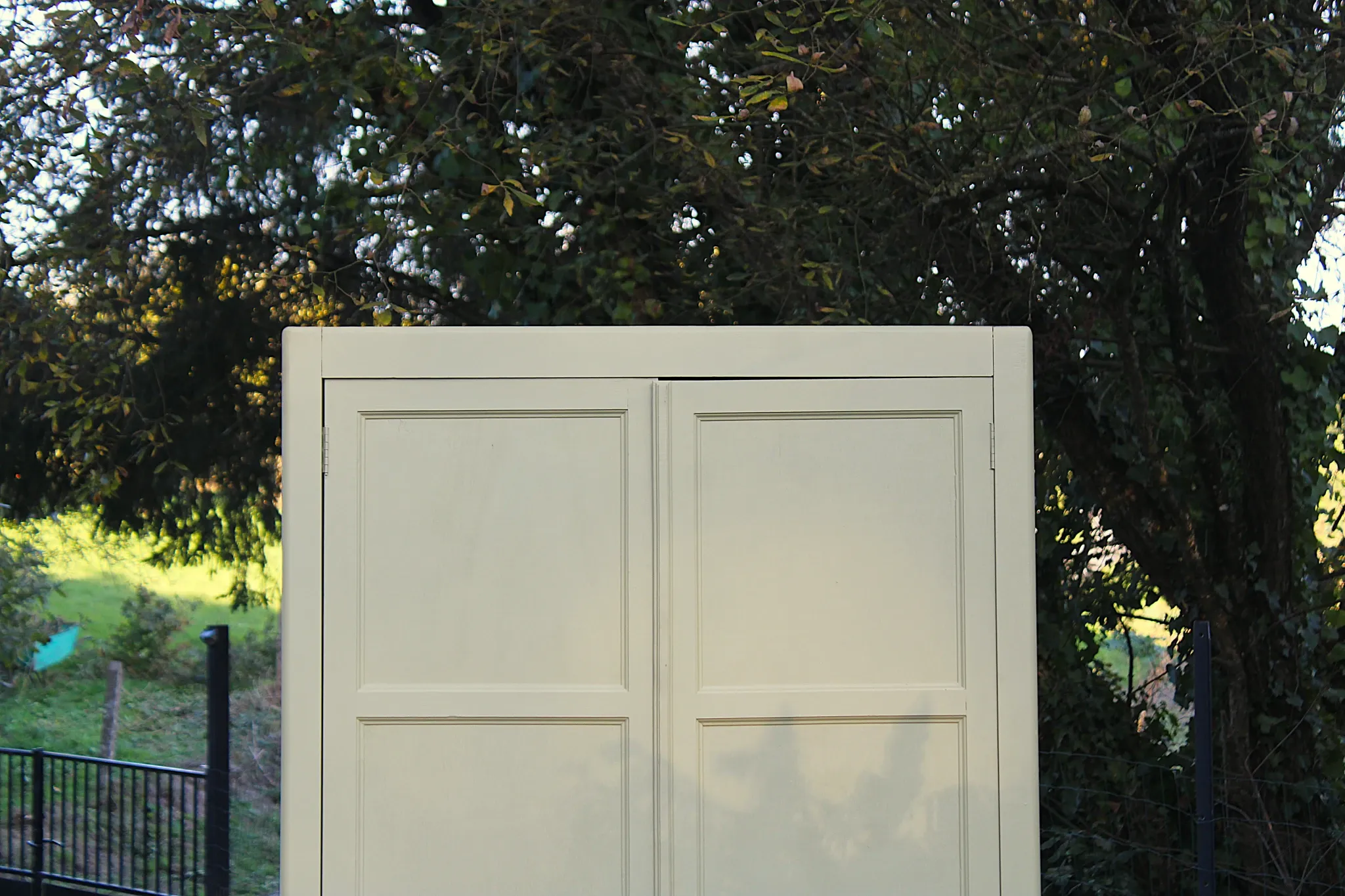 Parisian wardrobe in Clay Green wood – 2 moulded doors – H188 cm