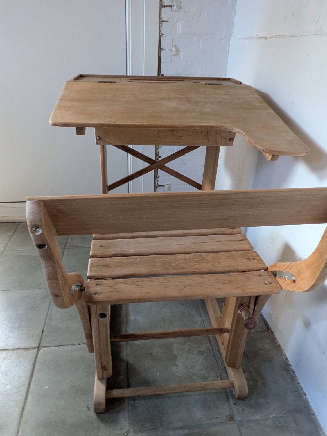 Bureau d'écolier en bois