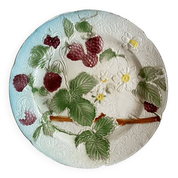 Assiette en barbotine Saint Clément ancienne