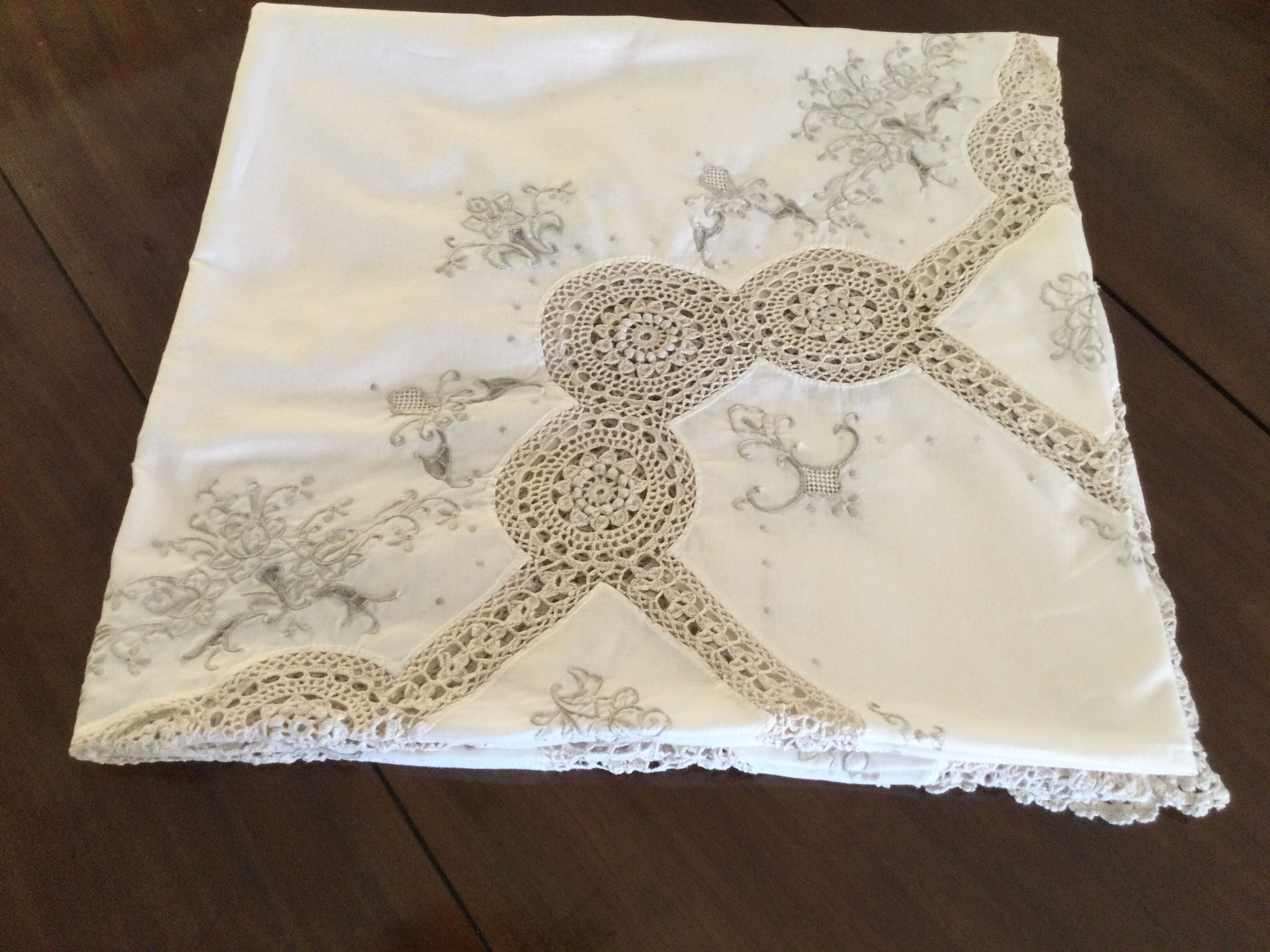 Vintage round cotton tablecloth and crocheted
