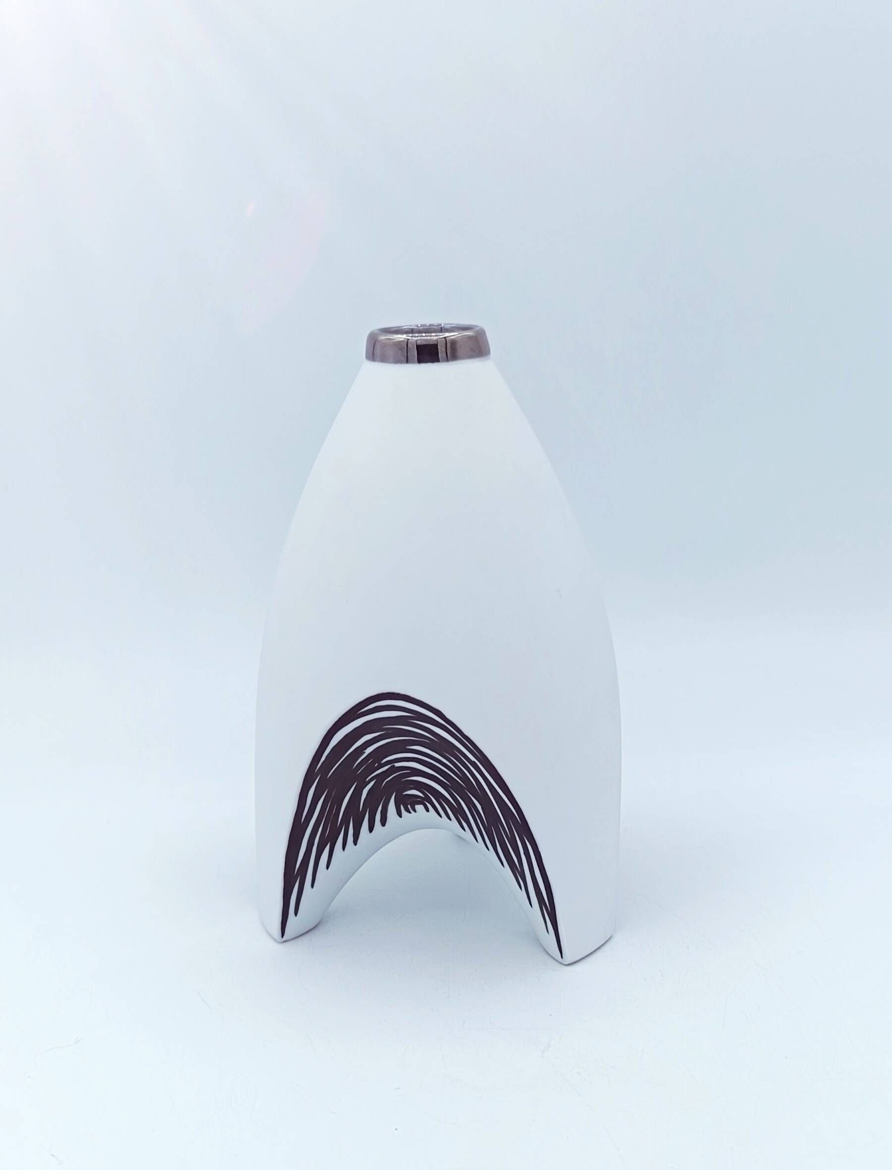 Sculptural ceramic vase by Alistair Danhieux – Saint-Amand-en-Puisaye
