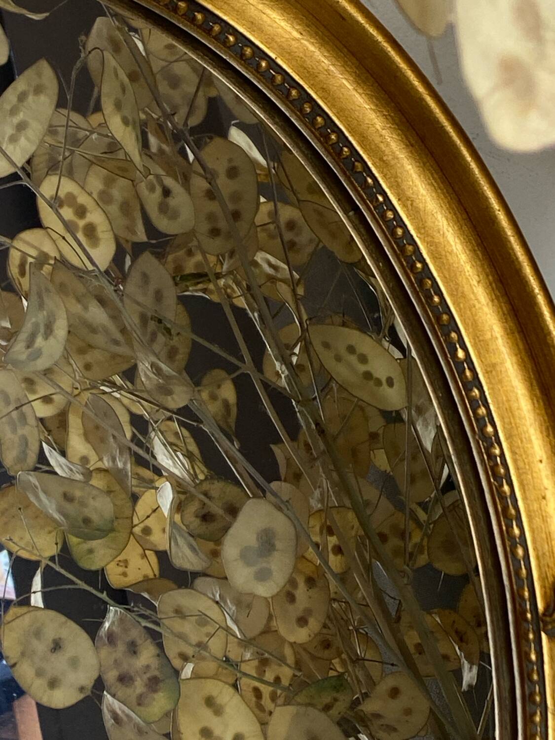 Oval-shaped gilded wooden mirror