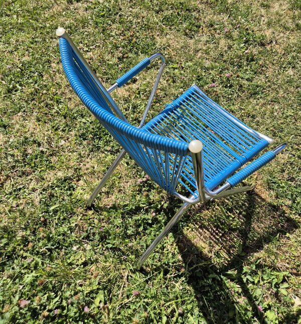 Chaise scoubidou enfant vintage structure métal chromé et assise bleue