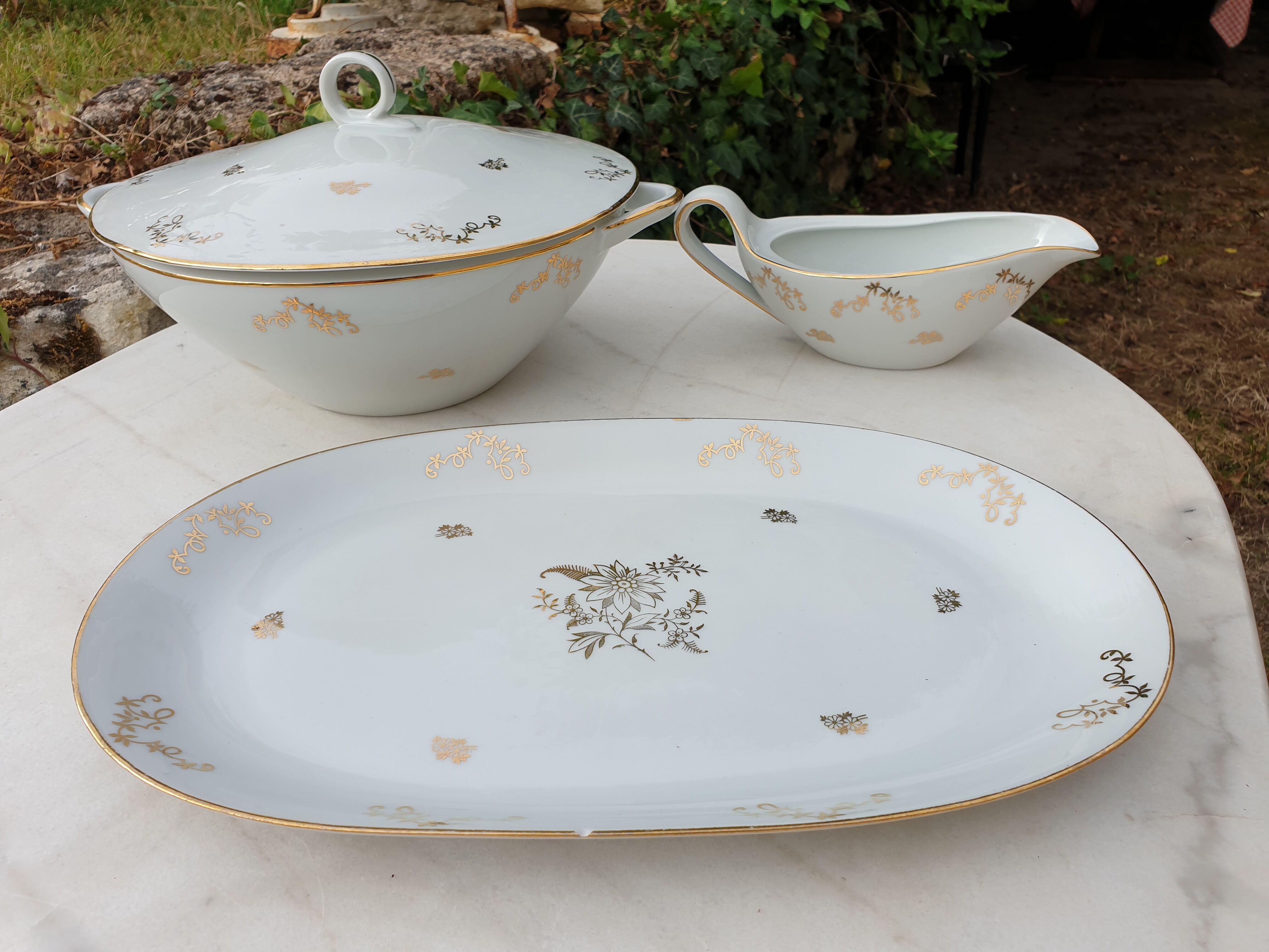Serving dishes and soup bowl in luxury porcelain of the compagnie nationale