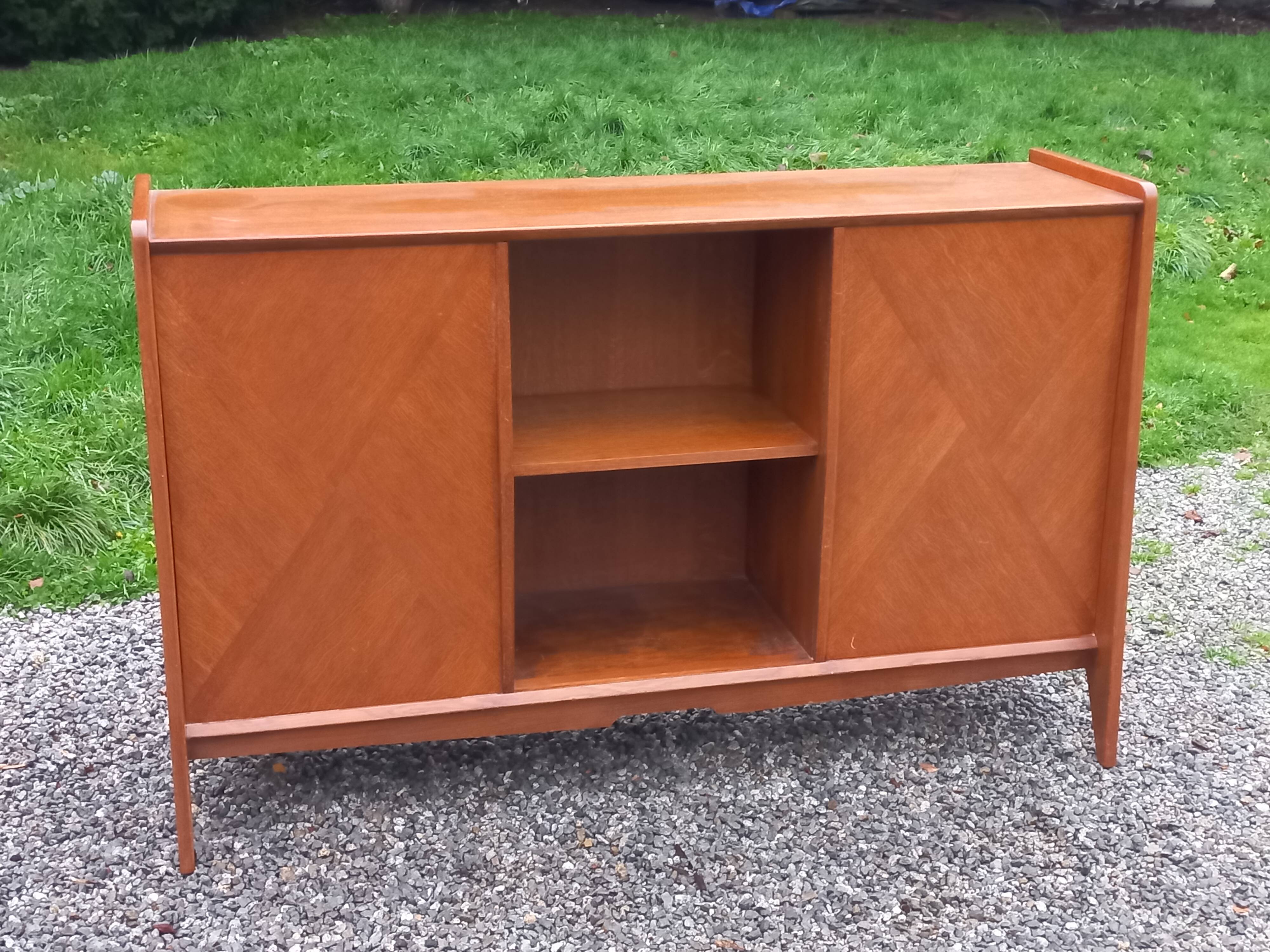 Enfilade vintage en chêne doré portes coulissantes pieds compas 1950