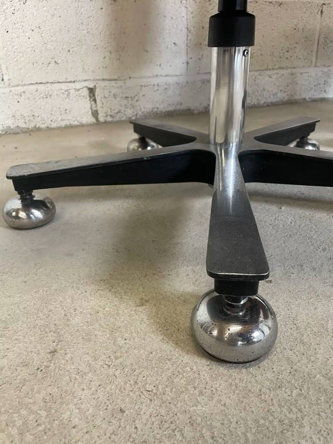 Pair of brown leather armchairs 1980