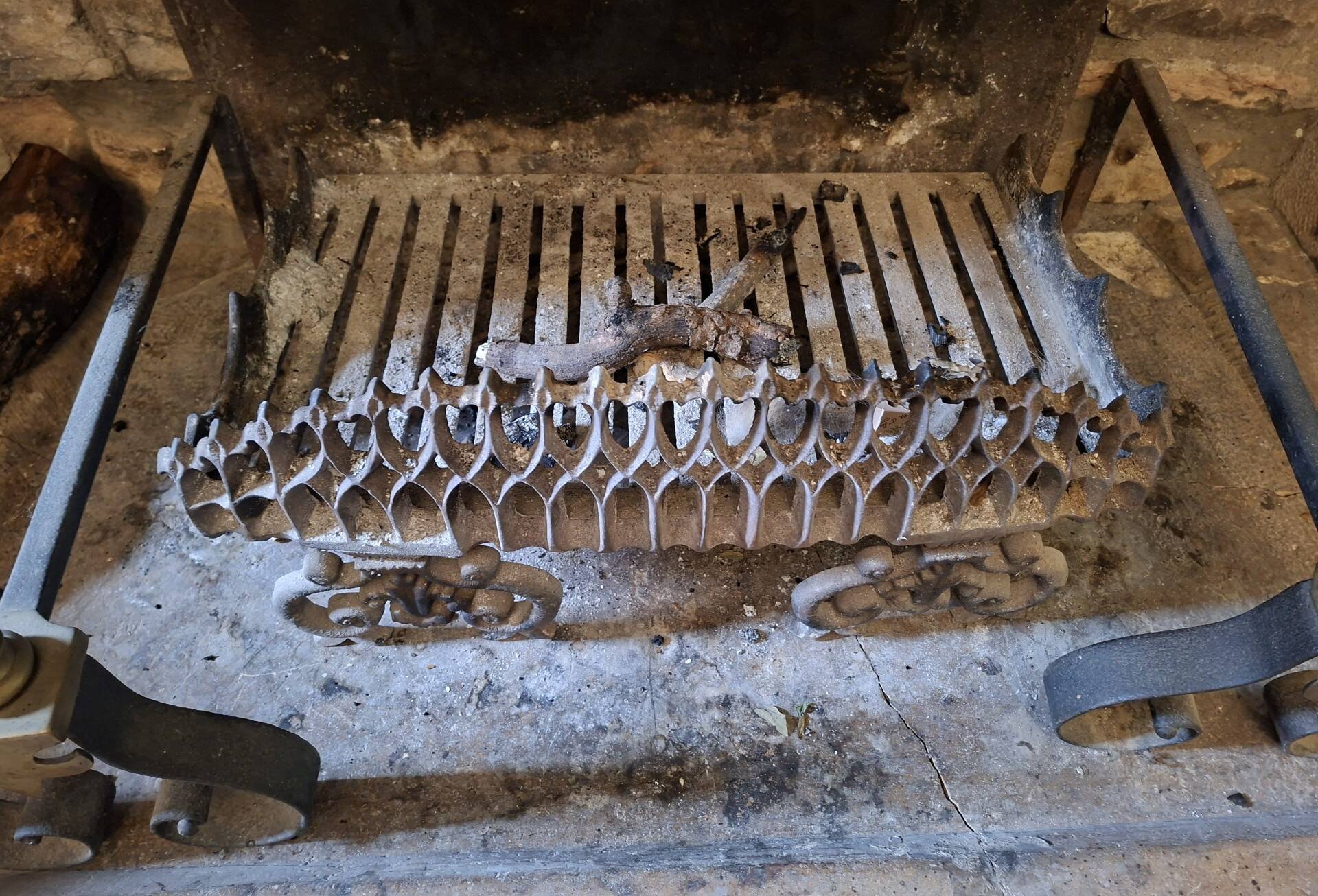 Paire de chenets en fer forgé et laiton avec porte-bûches de cheminée, xixe