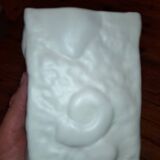 Petit vase carré vintage italien,  en céramique blanche,  décor fossil