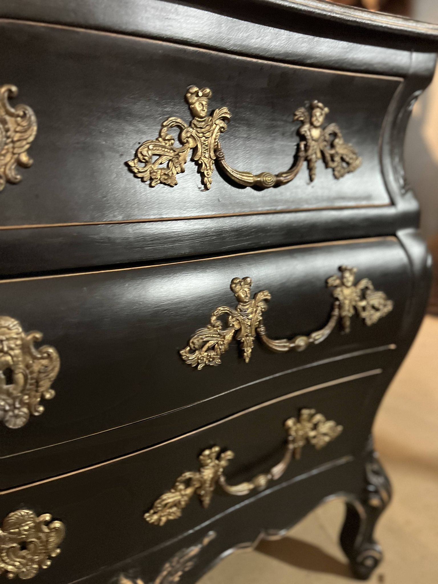 Curved chest of drawers, Louis XV style, Bordeaux type, lacquered in black