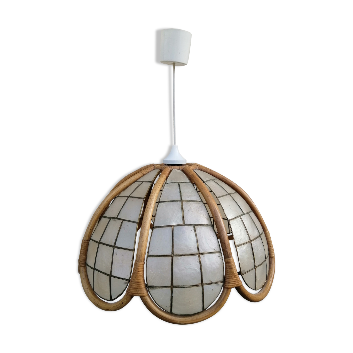 Mother-of-pearl rattan suspension