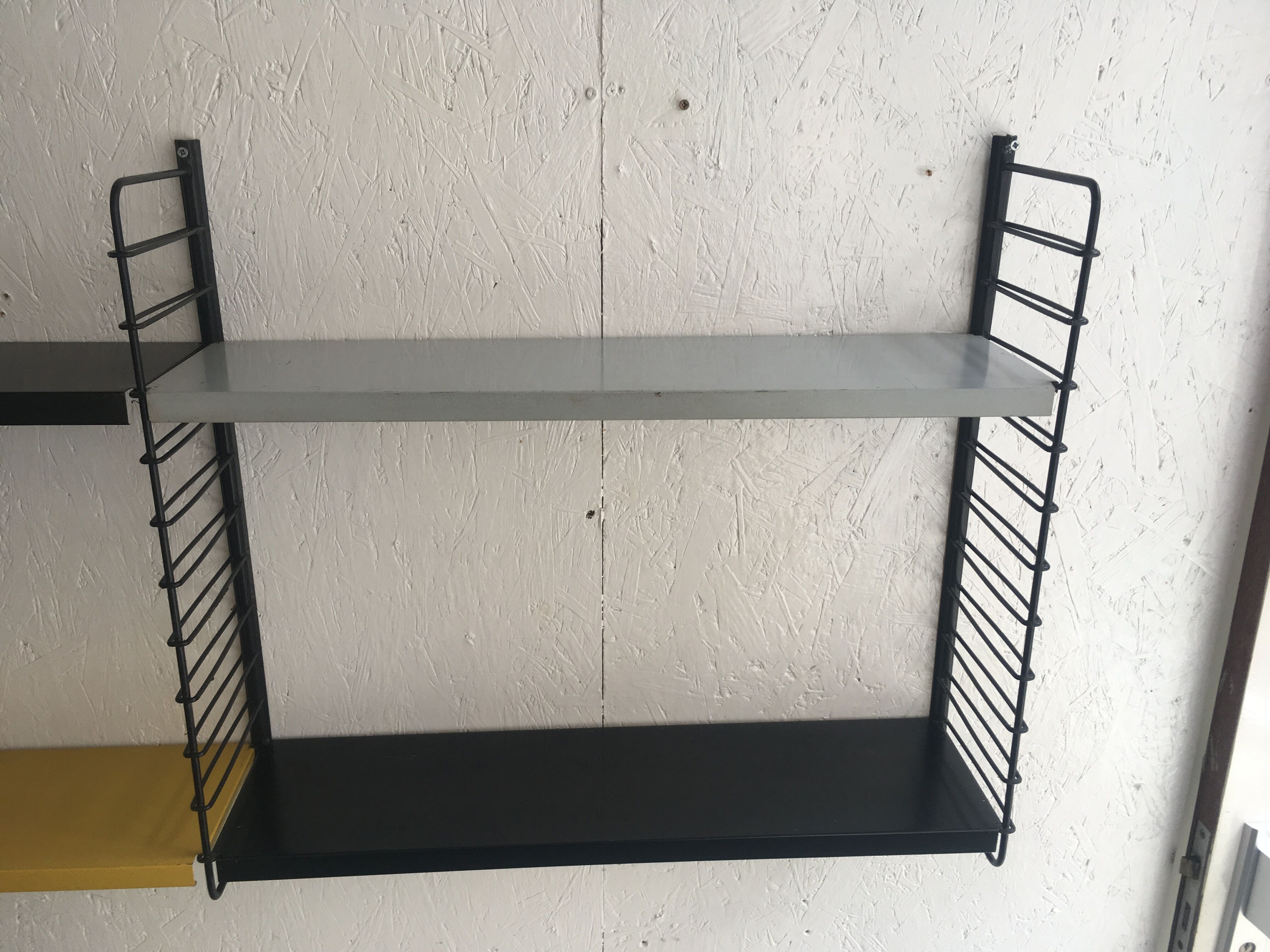 Metal wall book shelving