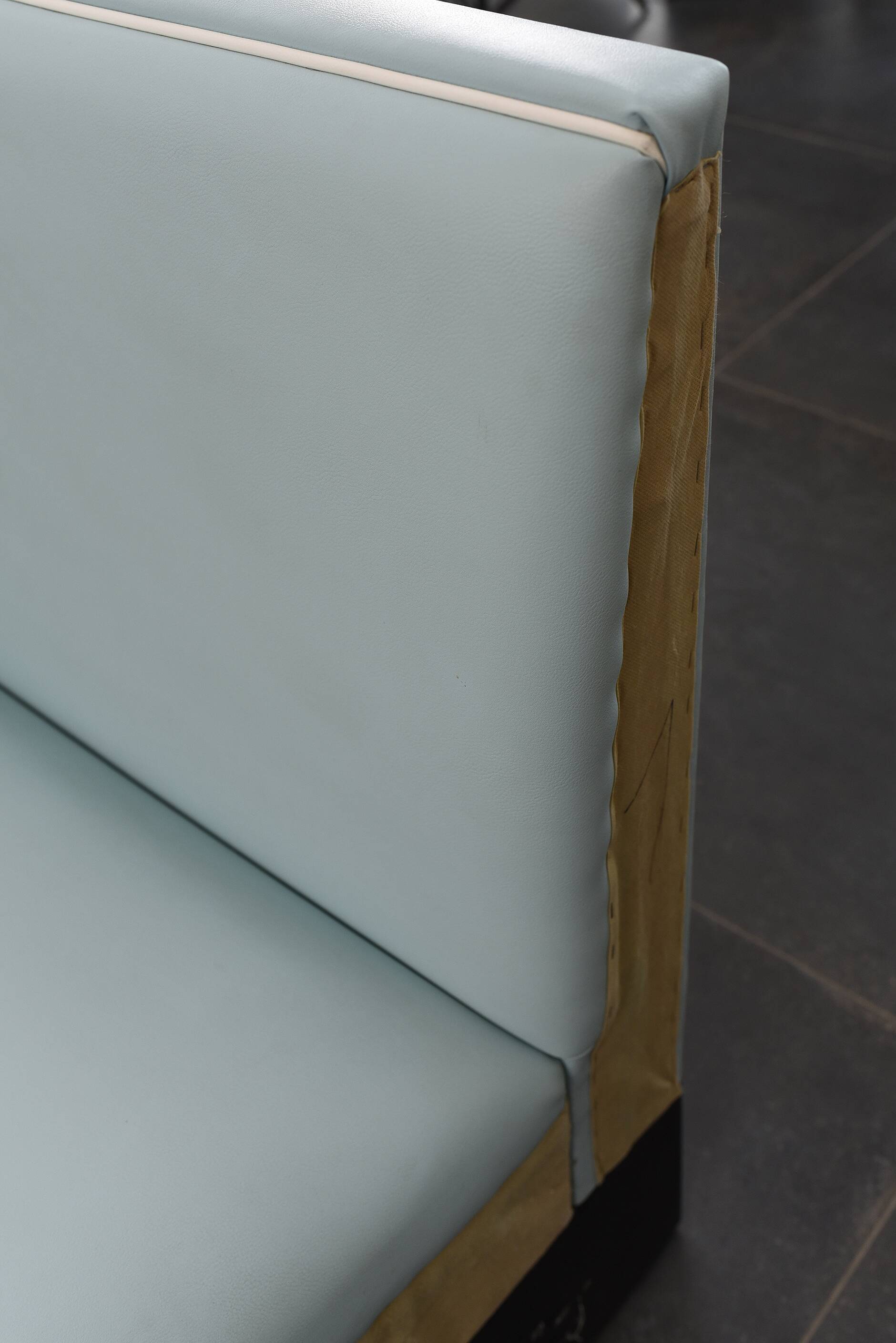 3-seater bench, table and 2 chairs, vintage American dinner style.
