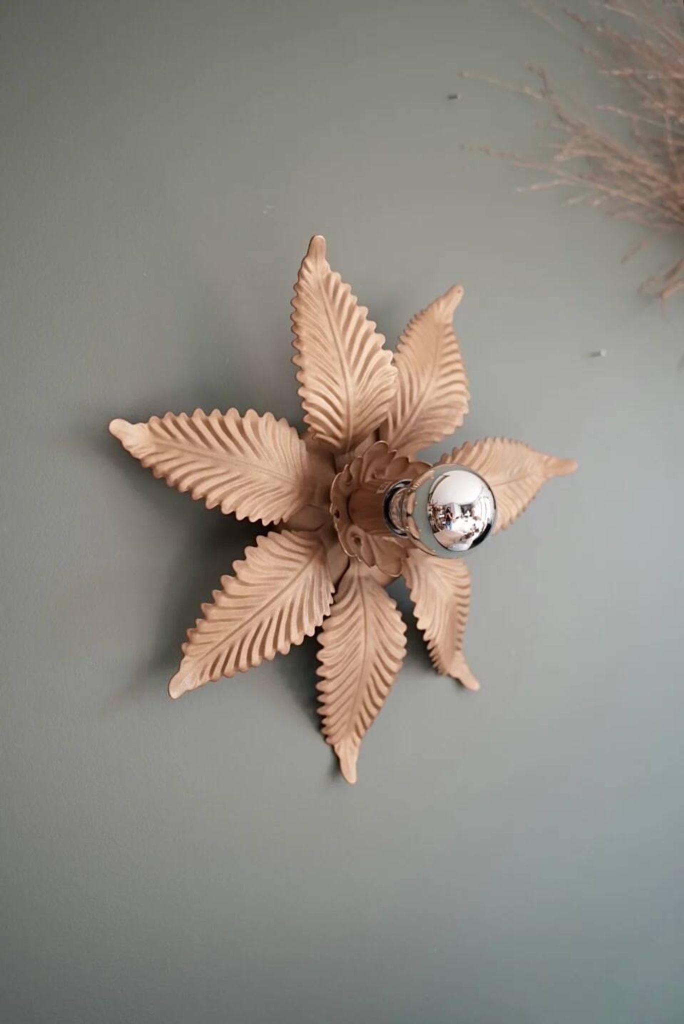 Wall light or ceiling light flower in gold metal