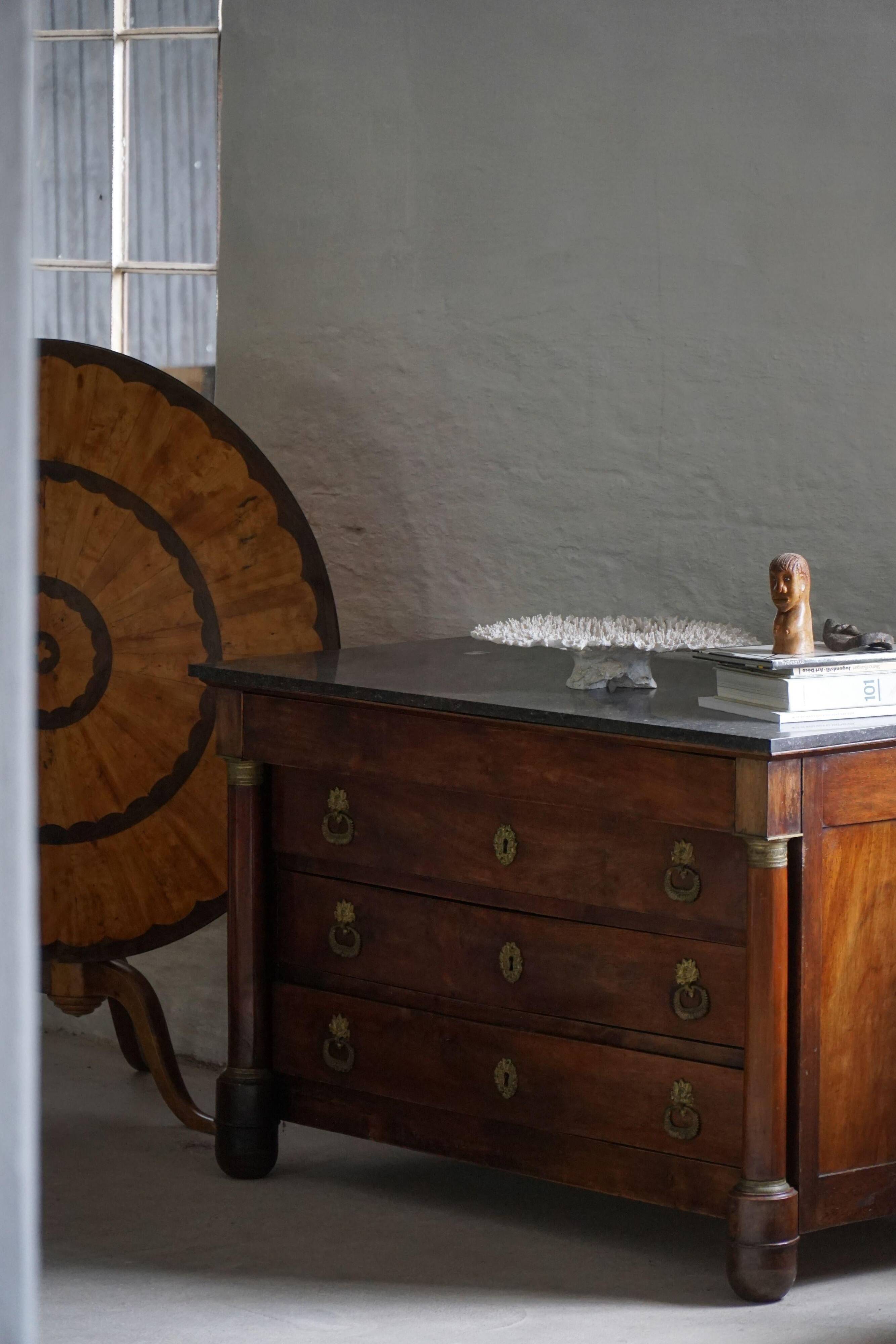 French Empire Commode / Commode, walnut and bronze mounts, 19th century