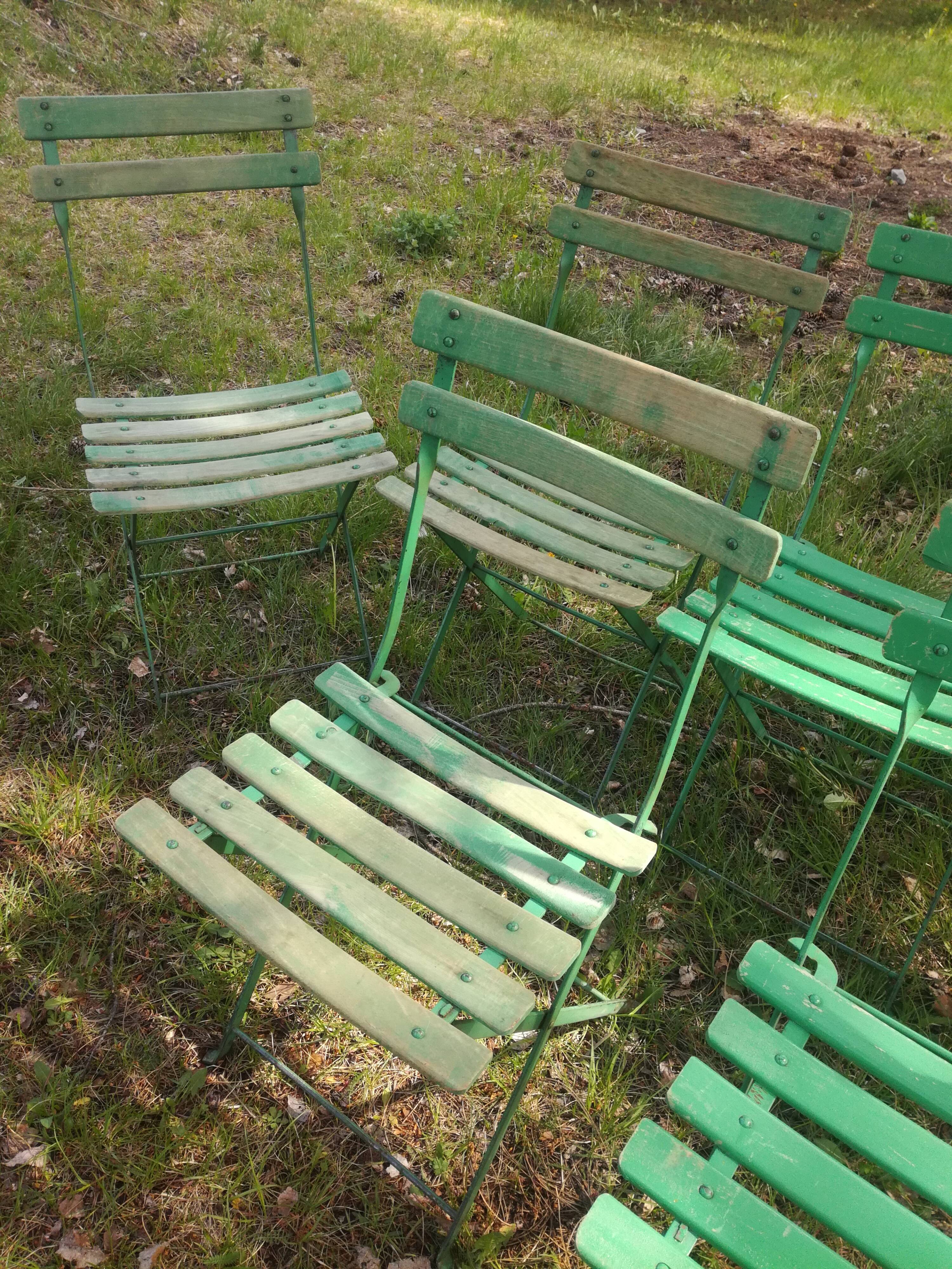 Sept chaises de jardin anciennes