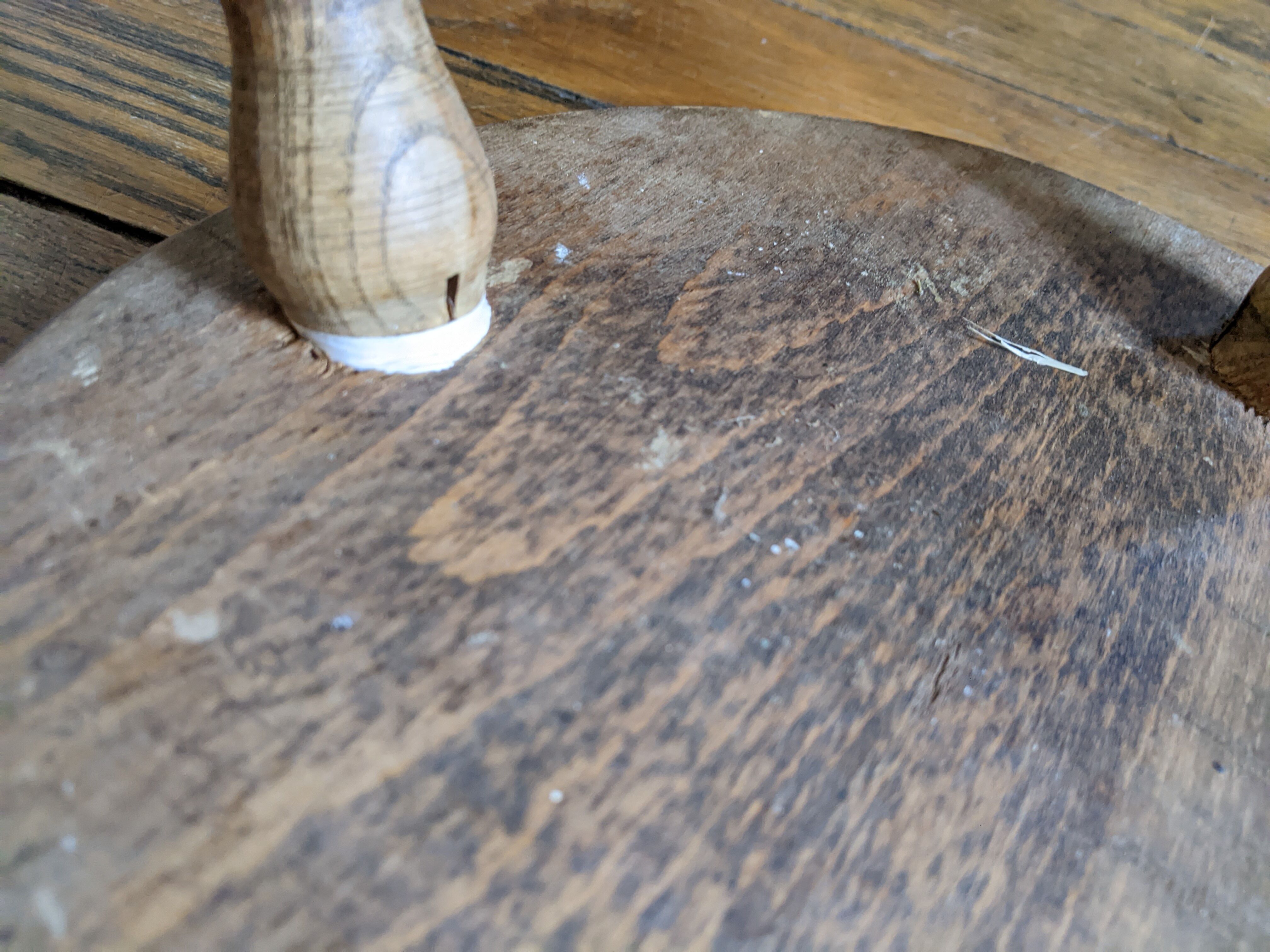 Lot de 3 tabourets tripodes en bois tourné