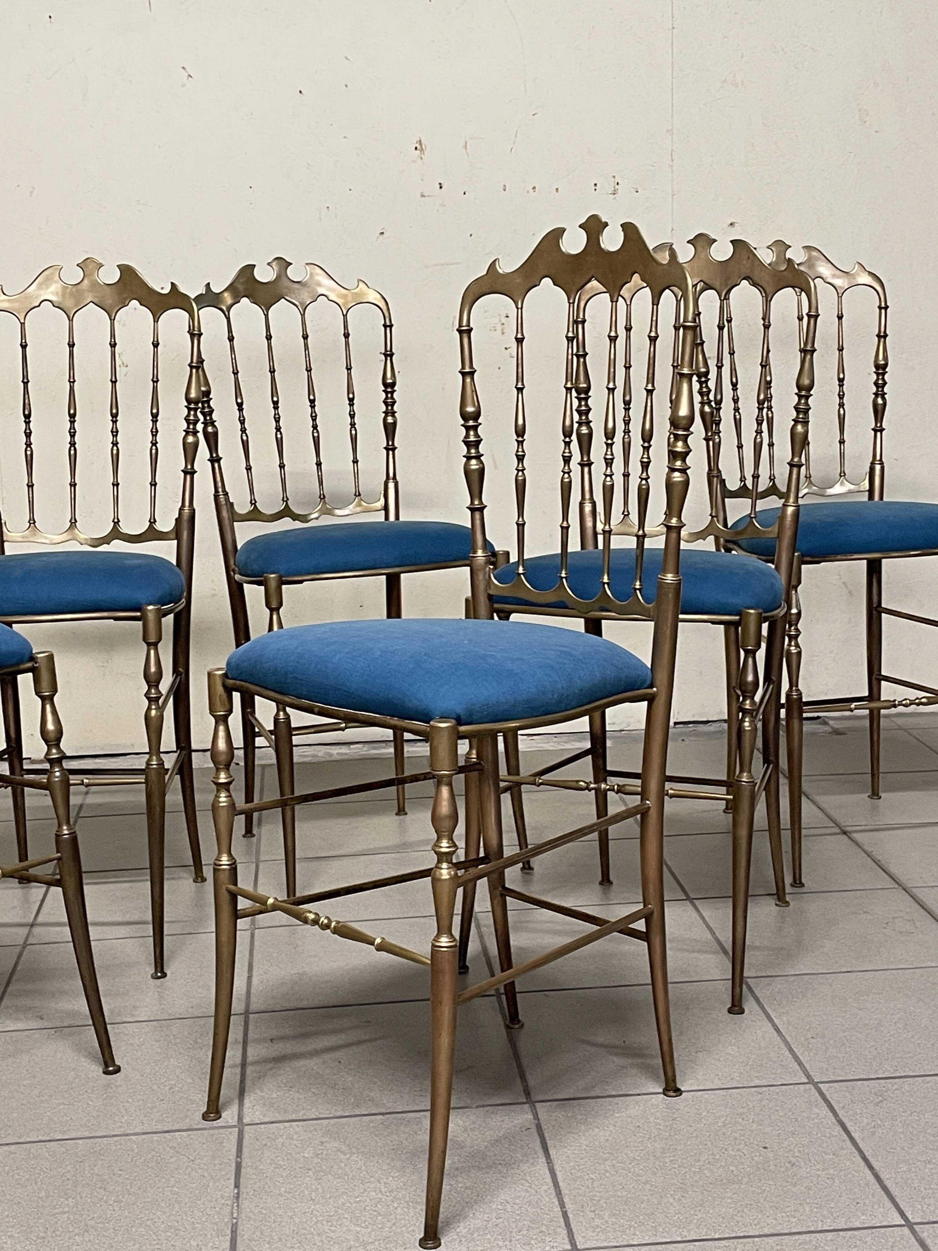 Ensemble de 6 chaises Chiavarine des années 1950 en laiton et tissu.