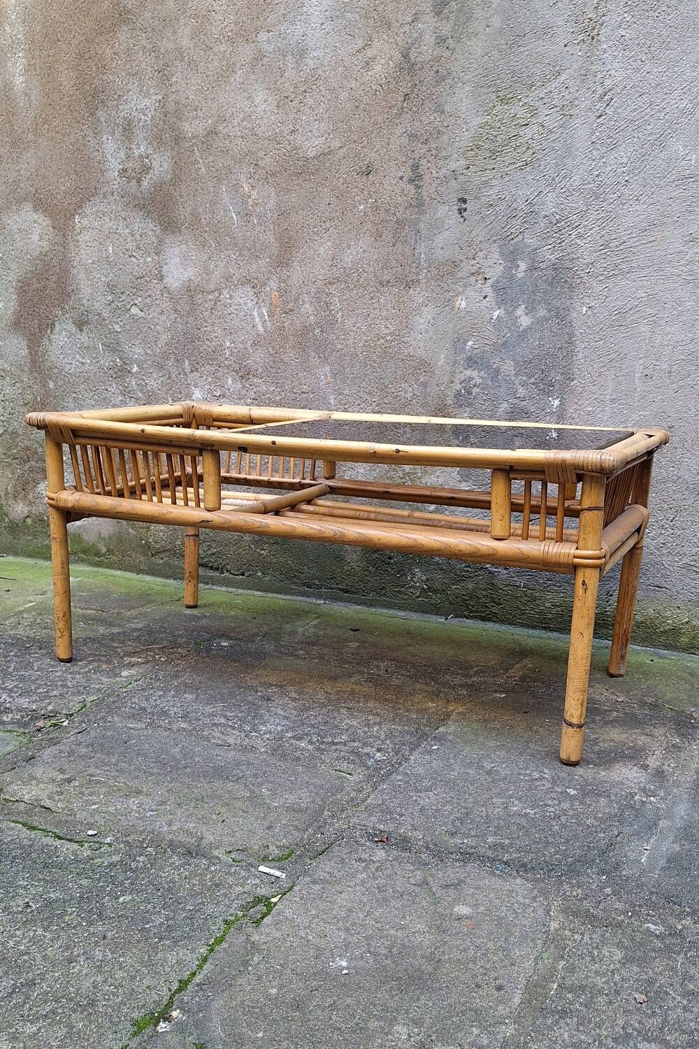 Table basse en rotin et verre fumé