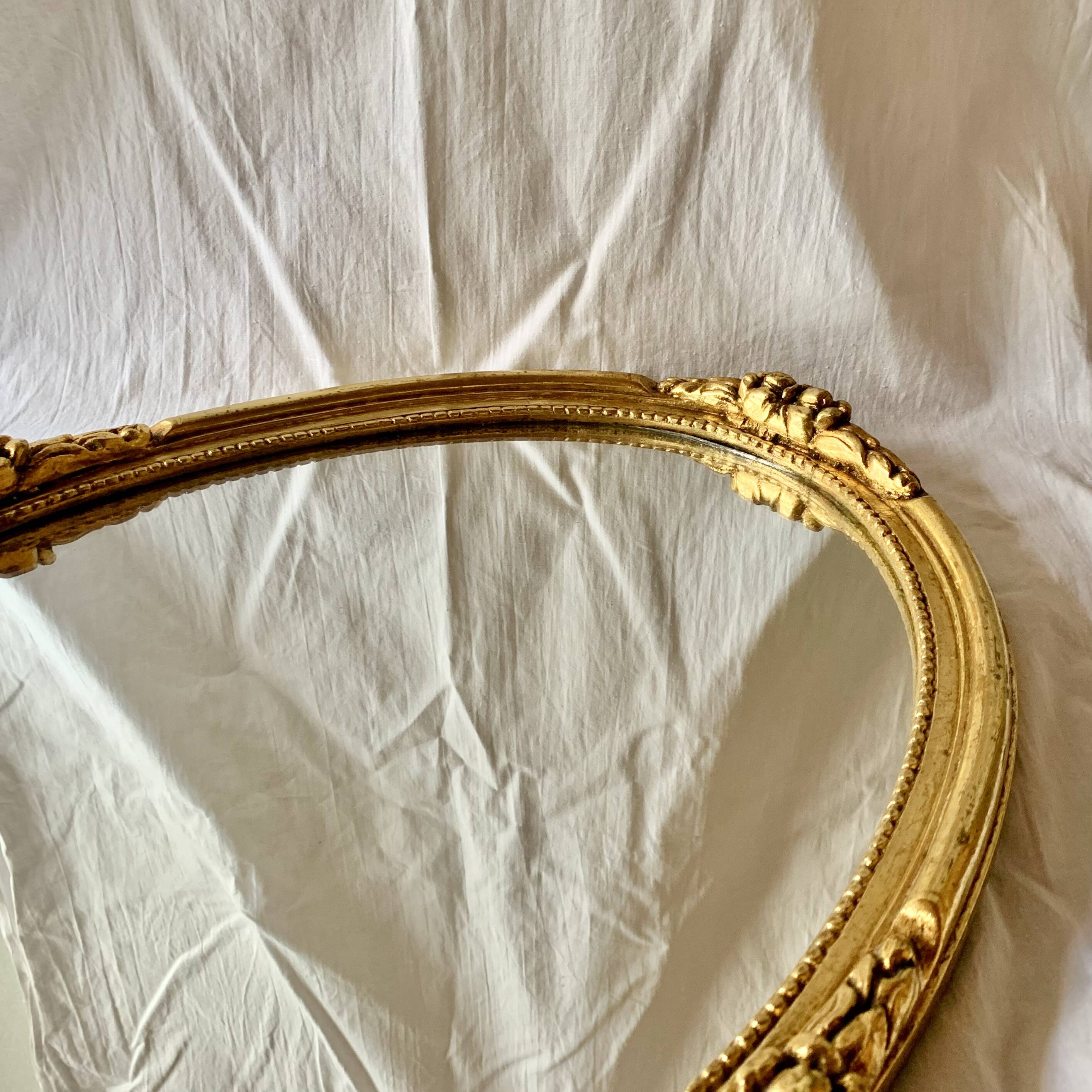 Ancien miroir mural ovale en résine dorée - 63 cm