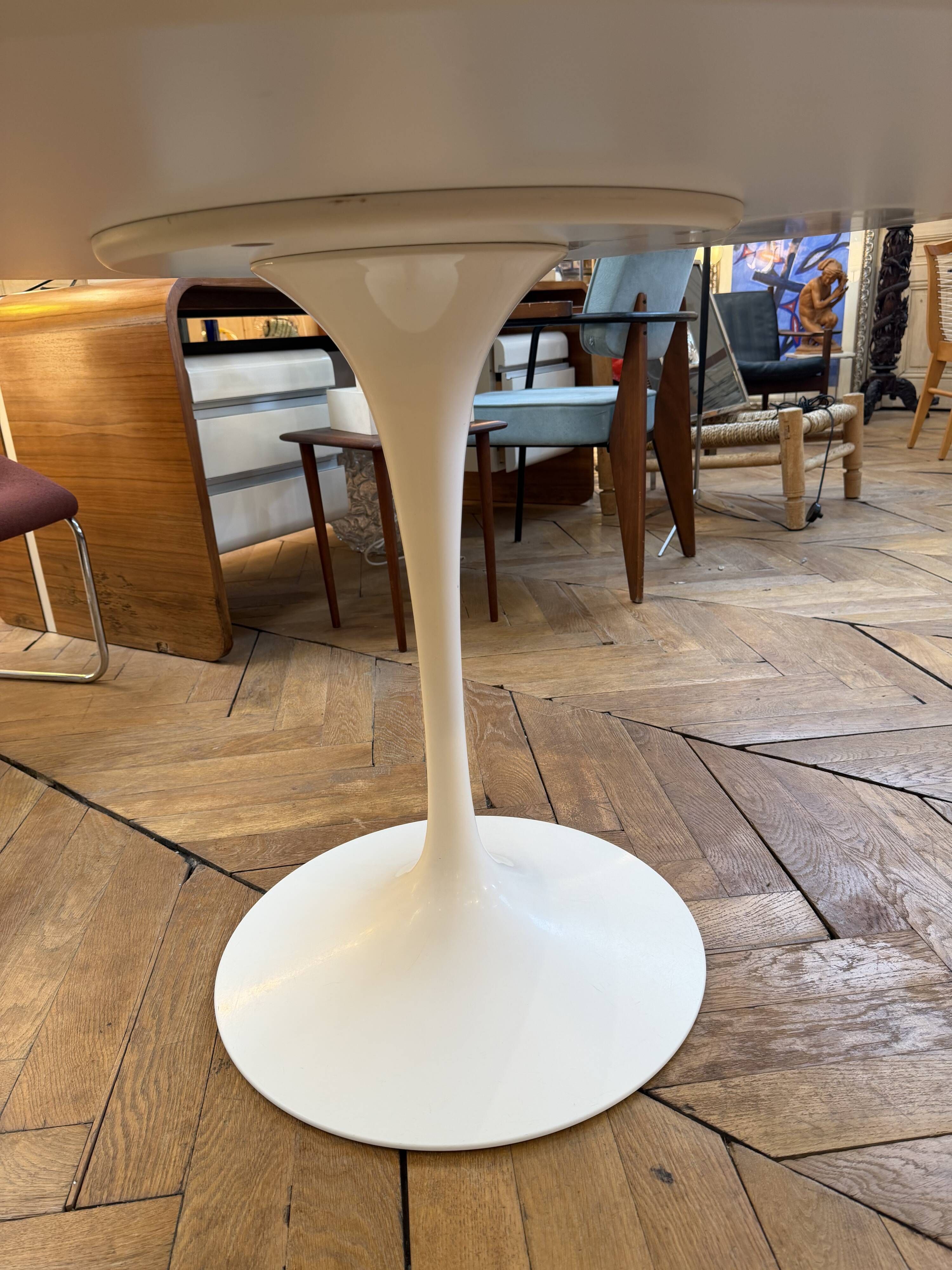 Dining table with tulip base by Eero Saarinen for KNOLL